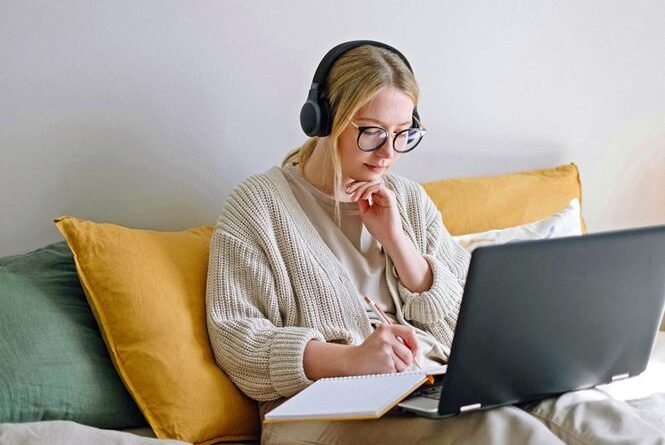 El uso creciente de auriculares en el auge del trabajo remoto