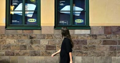 Un chica camina y observa publicidad en persianas de hogares