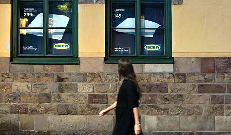 Un chica camina y observa publicidad en persianas de hogares